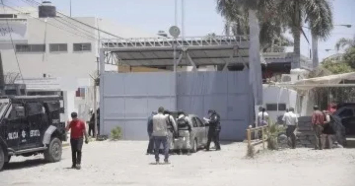 Operativo de seguridad en la Penitenciaría de Aguaruto con vehículo policial y personal en acción.