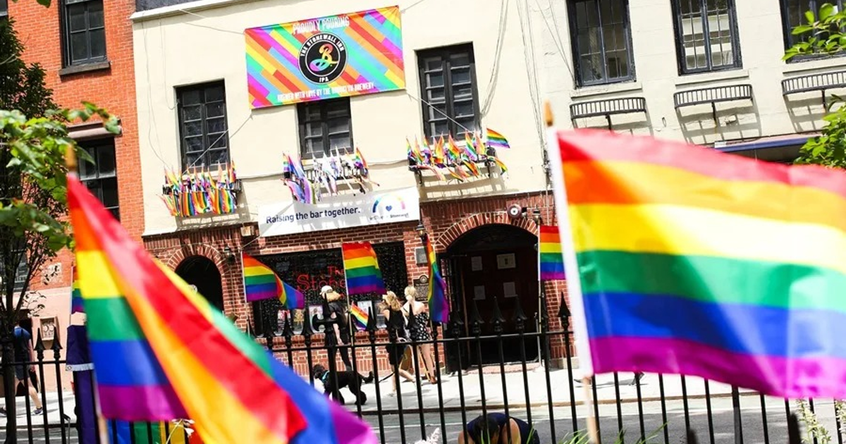 Edificio decorado con banderas arcoíris durante evento LGBTQ+ en Greenwich Village
