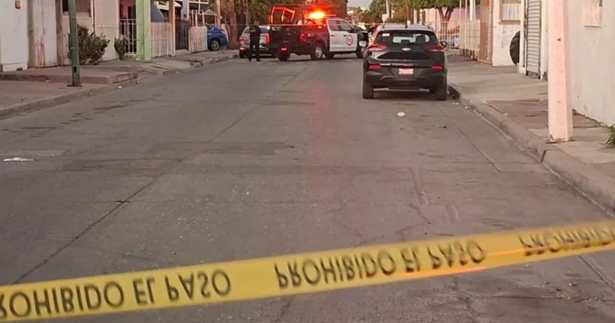 Vehículos de policía y ambulancia en escena de emergencia en Culiacán