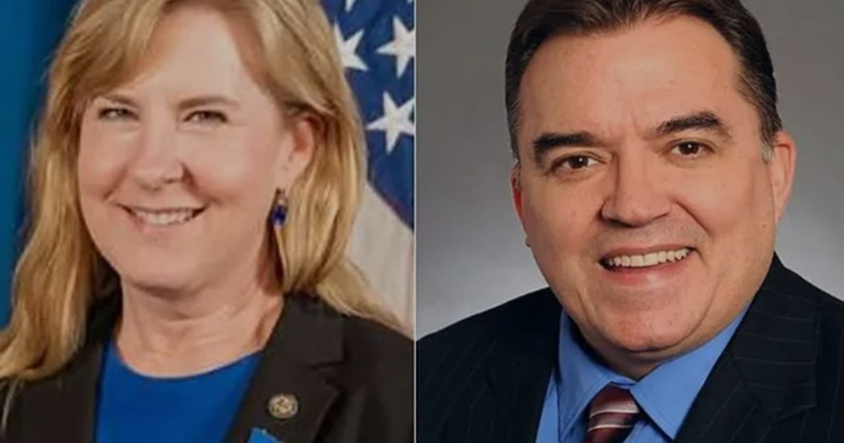 Escena del tiroteo político en Minnesota con patrullas y equipos de seguridad presentes.