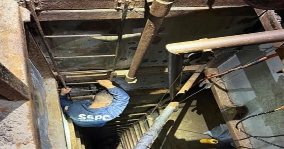 Escalera de metal en túnel clandestino descubierto en Tijuana durante operativo de cateo.