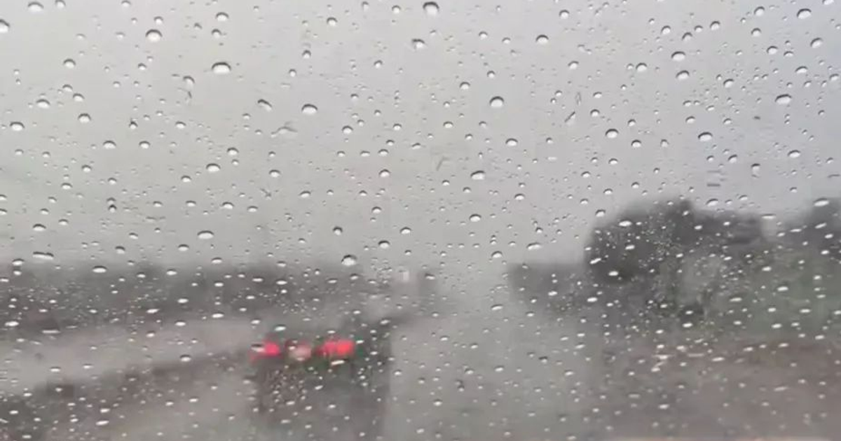 Vista de un camino y vehículo bajo la lluvia en Sinaloa durante la tormenta tropical Flossie