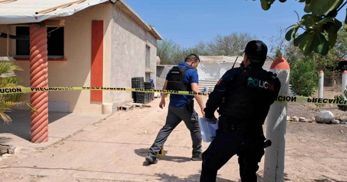 Oficiales de policía investigan escena de crimen en Sinaloa