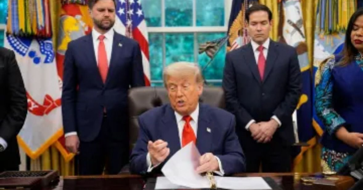 Donald Trump en la Oficina Oval discutiendo ofensivas militares contra Irán