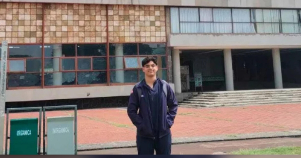 José Emiliano Vega Camacho frente a un edificio en la UNAM durante el Verano Científico.