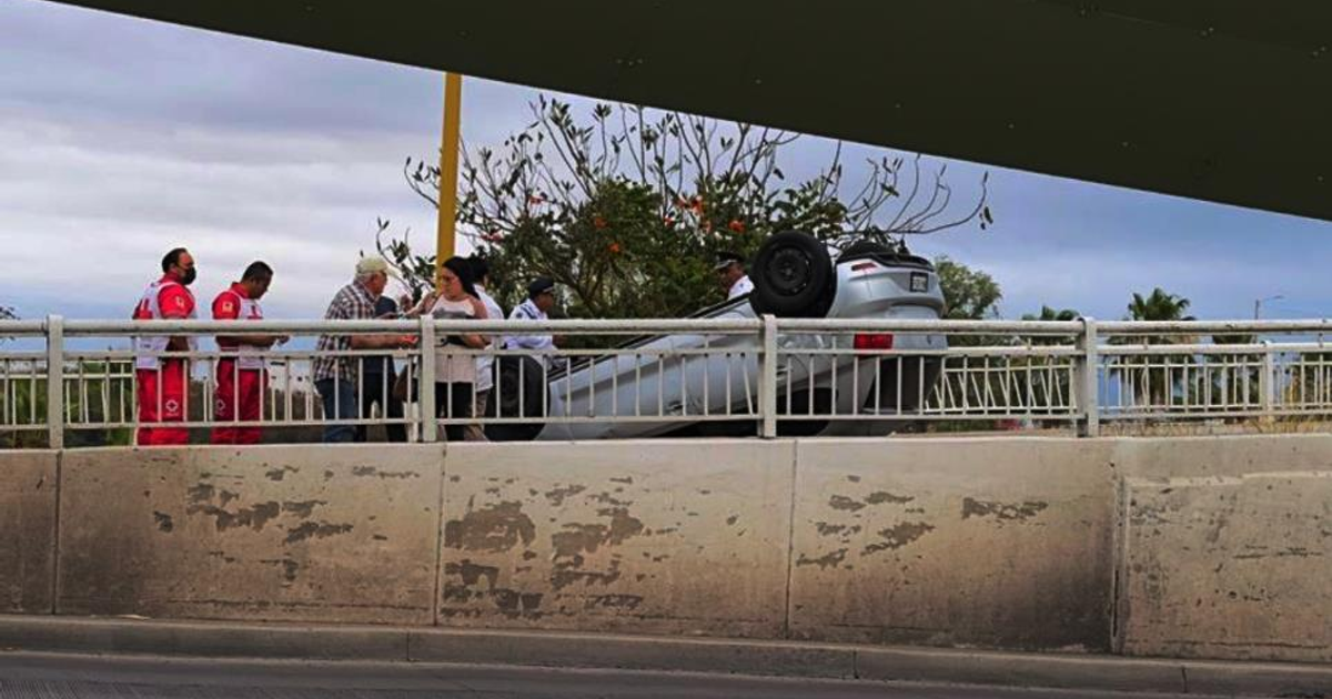Vehículo volcado en el Puente Jorge Almada con personal de emergencia alrededor