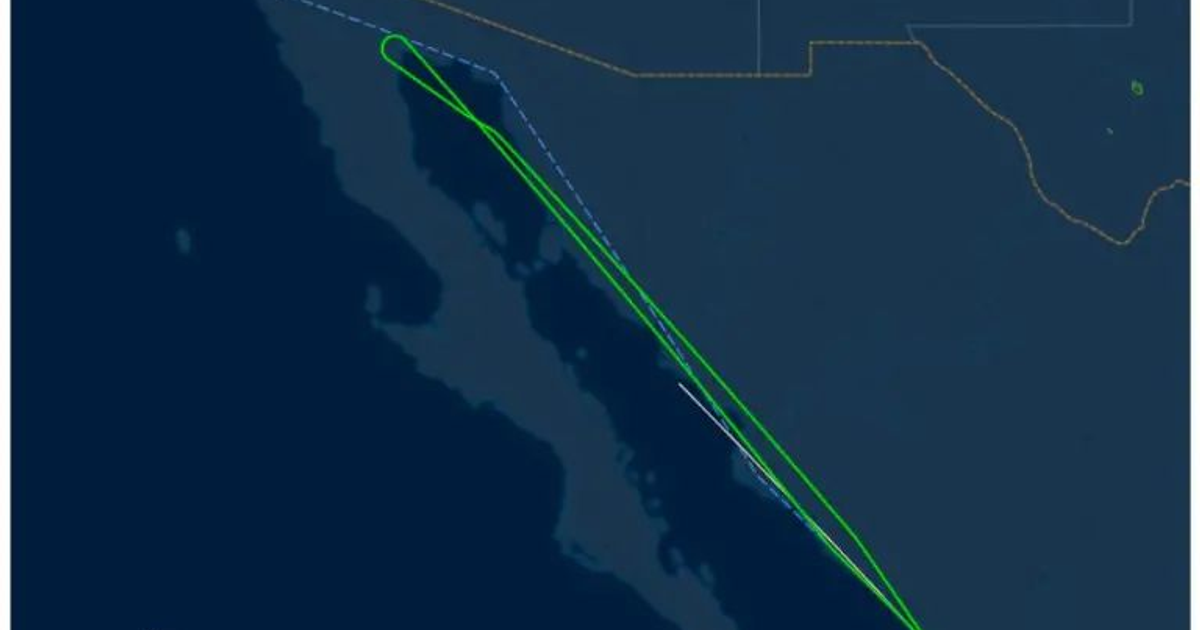 Mapa de rutas de vuelo en la península de Baja California con una línea verde destacada.