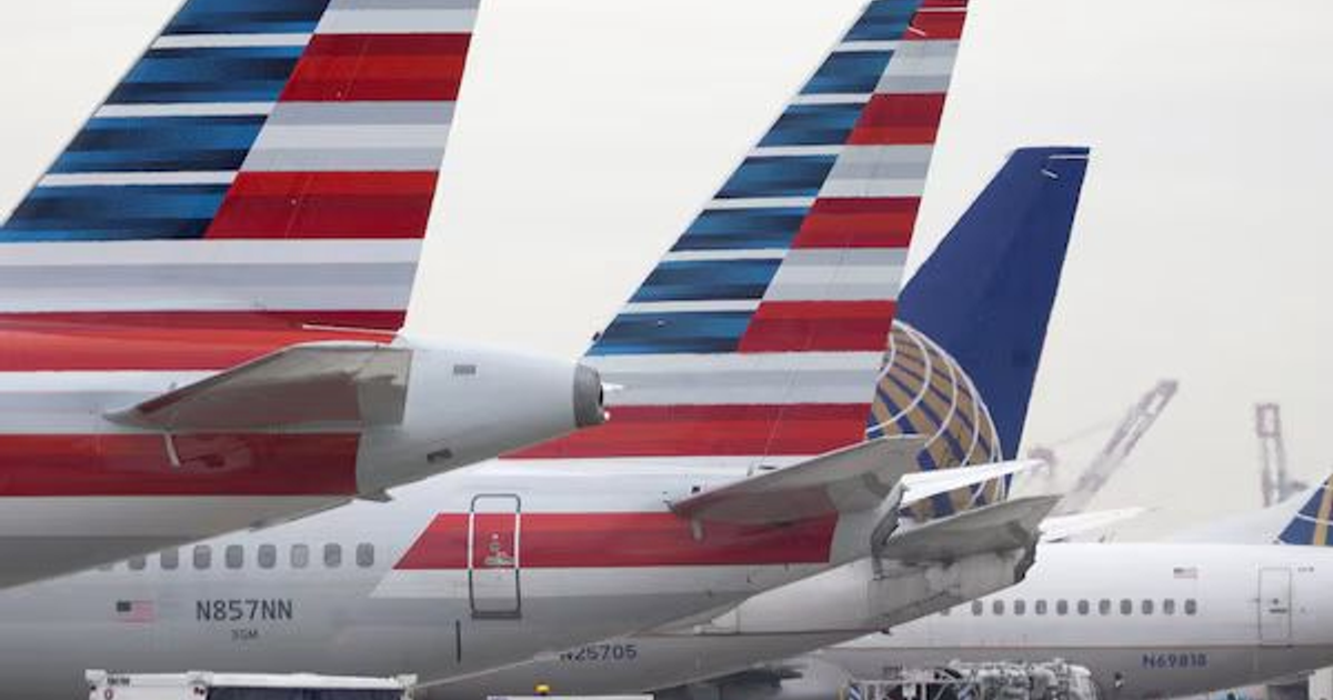 Colas de aviones en aeropuerto, algunos con rayas rojas, blancas y azules, vinculados a la suspensión del vuelo Filadelfia-Doha.