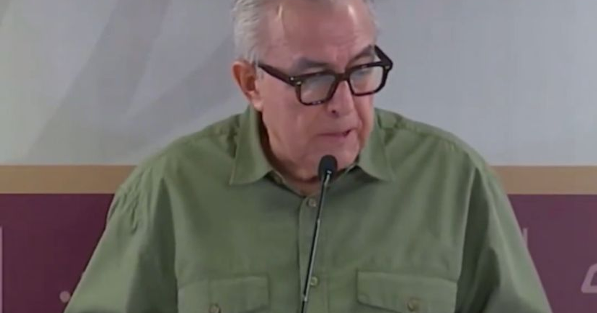 Persona hablando en una conferencia de prensa sobre cancelación de vuelos de Aeroméxico en Culiacán