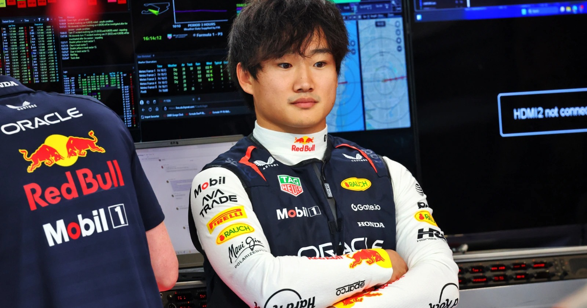 Piloto de Red Bull Racing en traje de competición con pantallas de datos al fondo, en un entorno de Fórmula 1.