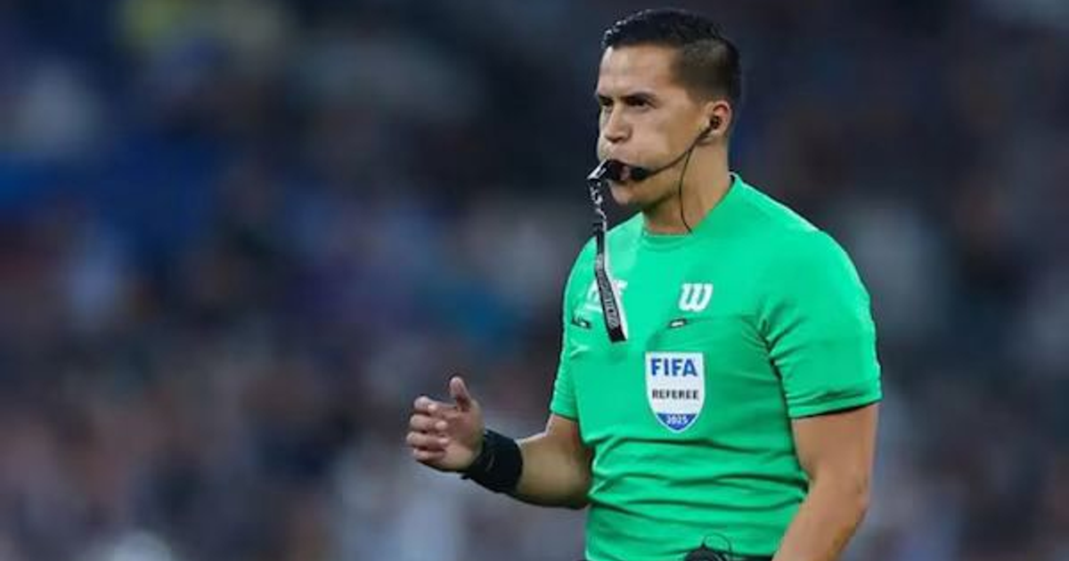 Árbitro de fútbol Luis Octavio Palomares con camiseta verde y silbato en un estadio