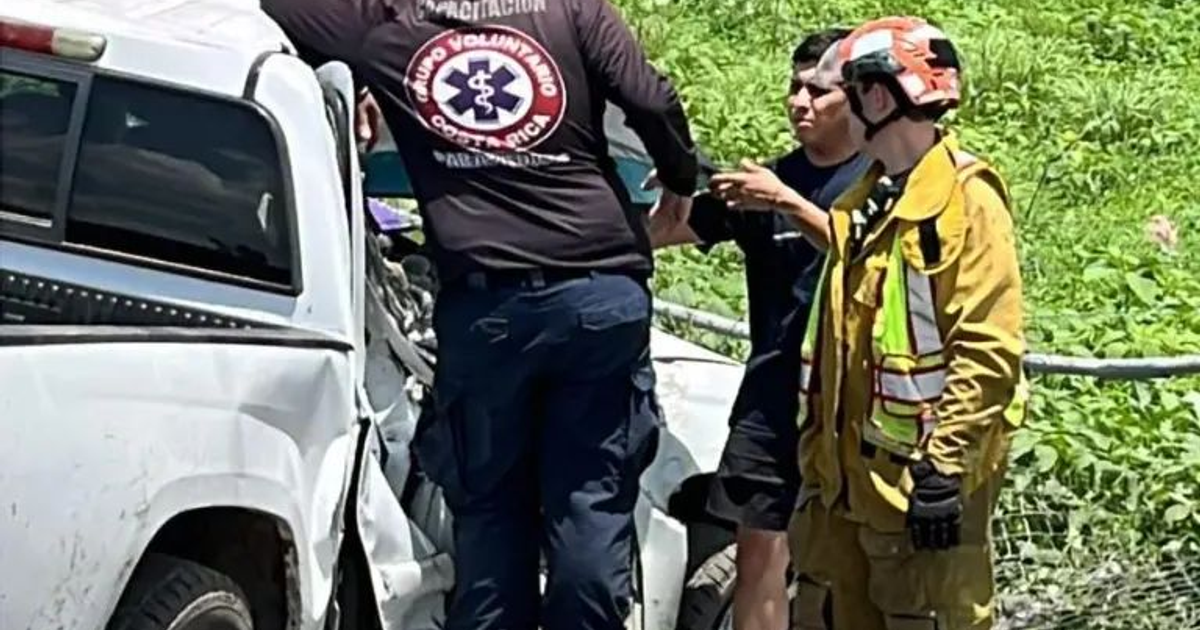 Accidente de Chevrolet Colorado blanca en Culiacán con rescatistas en la escena