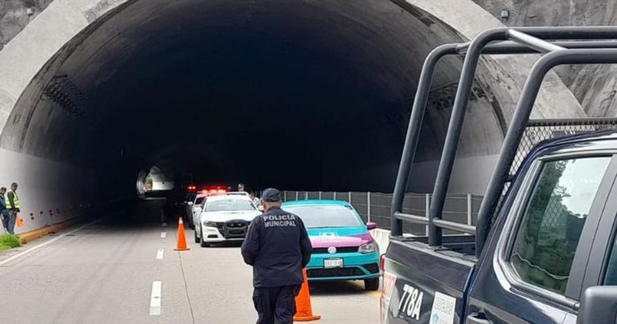 Operativo de emergencia en túnel El Carrizo con vehículos policiales y conos de seguridad tras accidente de tráiler.