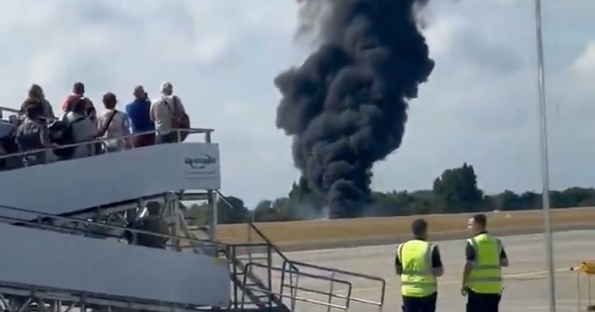 Personas observando humo tras accidente aéreo en London Southend