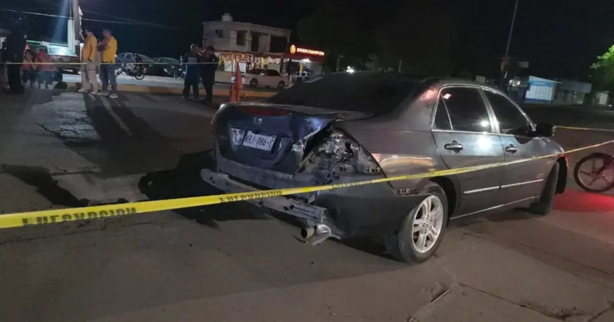 Honda Accord gris oscuro dañado tras accidente en Mochicahui, rodeado de cinta de seguridad.