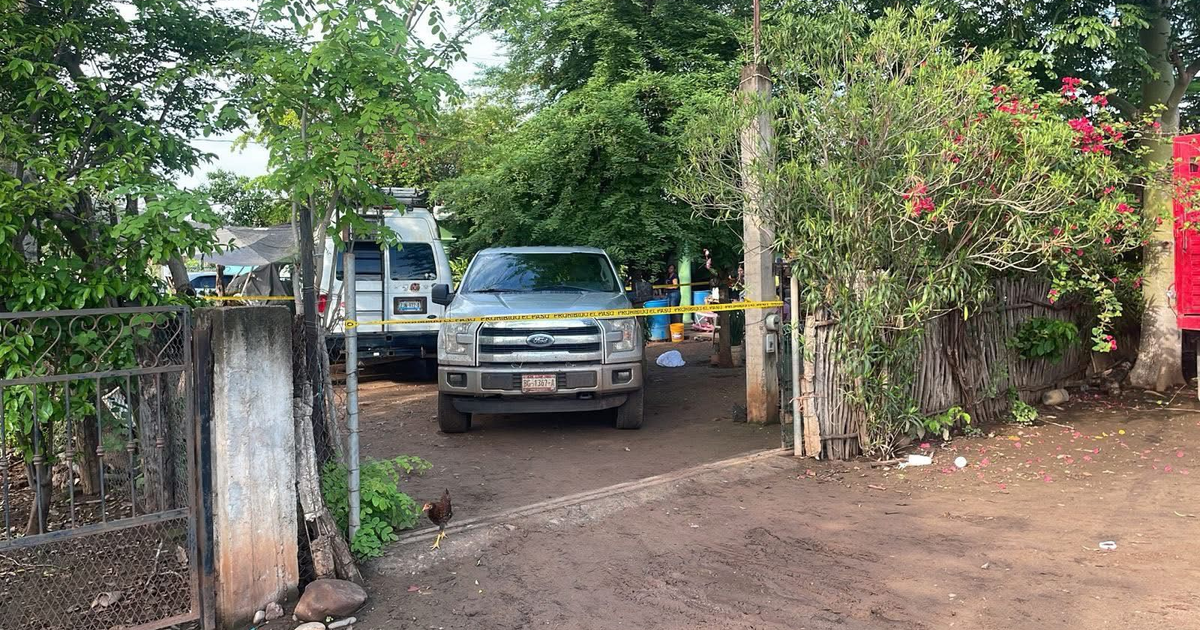 Camioneta estacionada en camino de tierra con cinta de advertencia amarilla y vegetación alrededor en Cosalá.