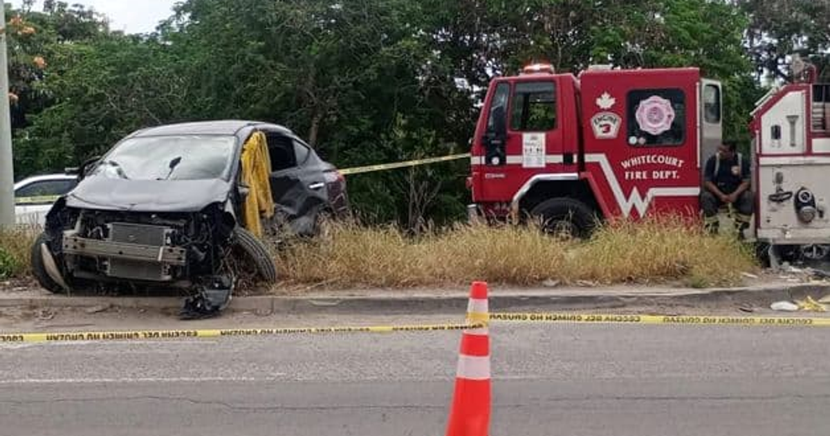 Accidente en carretera México 15 con Nissan Versa dañado y camión de bomberos presente