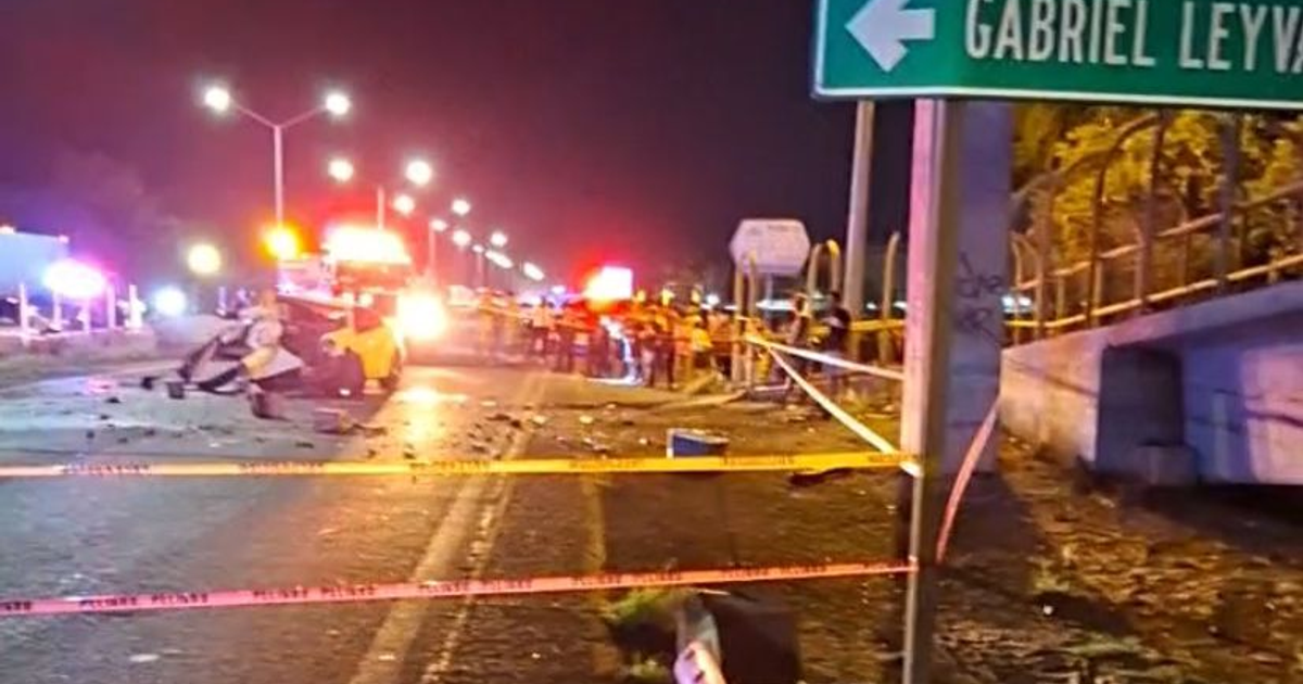 Accidente de tráfico nocturno en la carretera México 15 con vehículos de emergencia presentes.