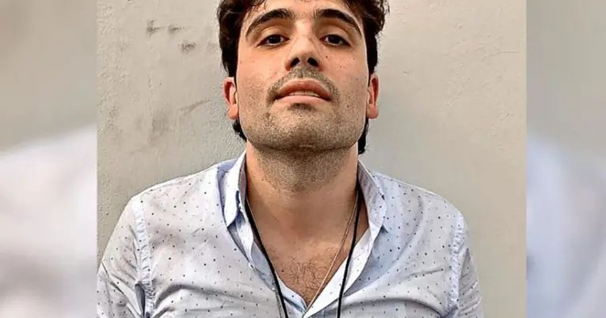 Ovidio Guzmán López en un tribunal de Estados Unidos firmando un acuerdo de culpabilidad.