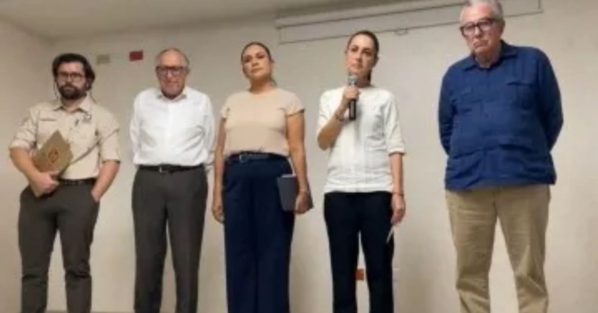 Cinco personas en una charla formal sobre cooperación judicial en Sinaloa