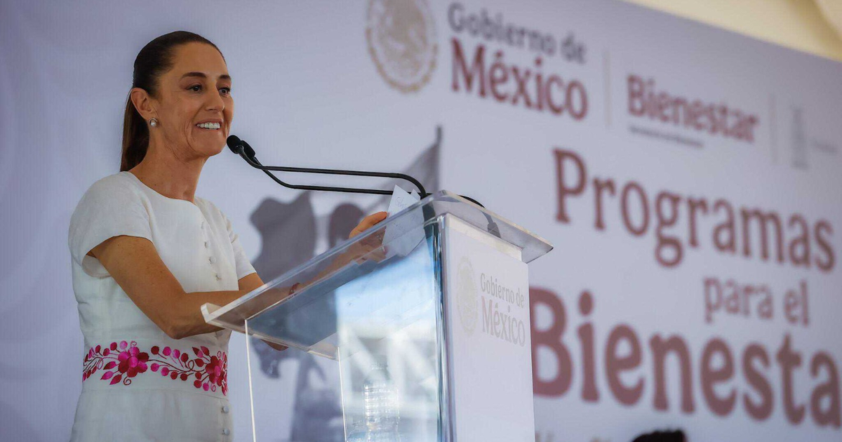 Claudia Sheinbaum en un evento oficial del Gobierno de México, hablando en un podio con fondo de programas de bienestar.