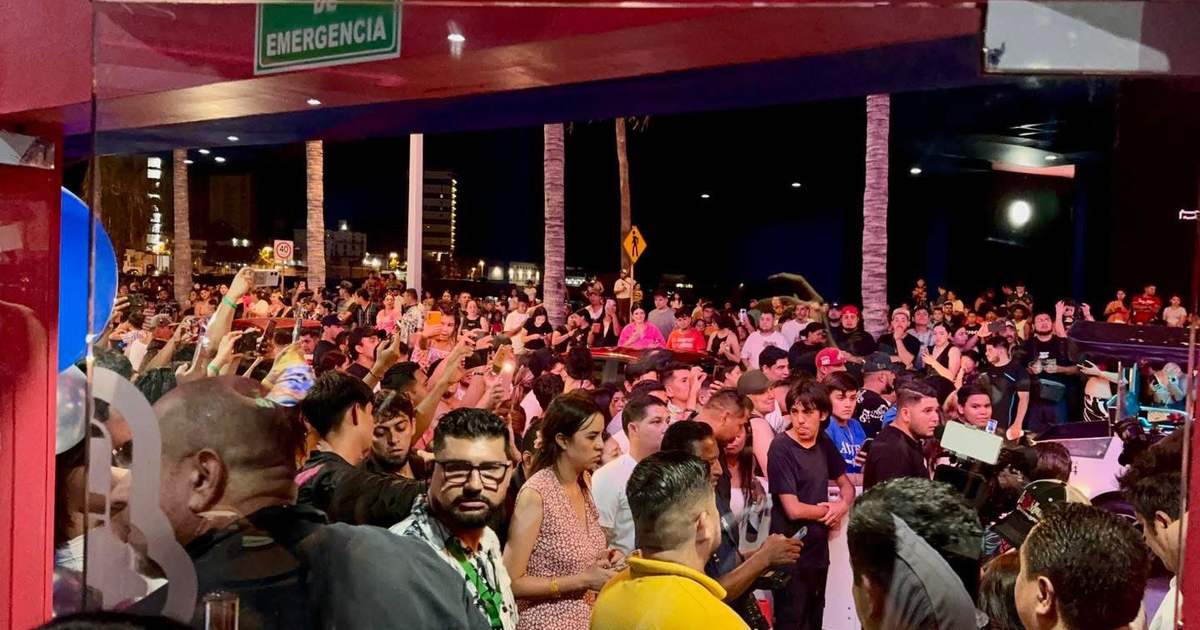 Multitud en la inauguración de Agustito Sunset en Mazatlán con música en vivo y luces nocturnas.