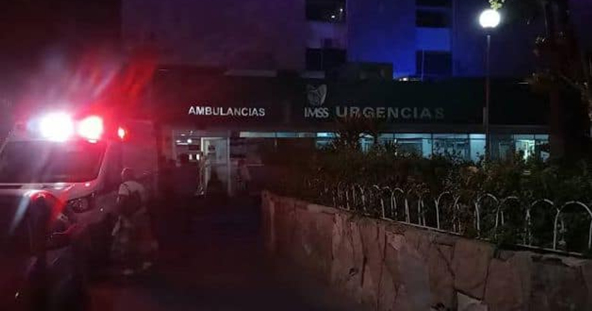 Ambulancia con luces encendidas frente al IMSS Urgencias de noche