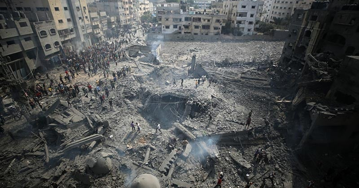 Destrucción en Gaza: escombros y personas tras bombardeo