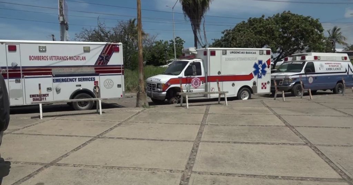 Ambulancias de Bomberos Veteranos Mazatlán estacionadas en un área pública bajo un cielo soleado.
