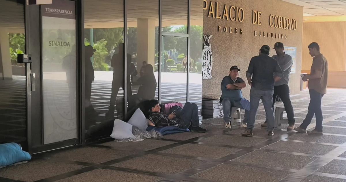 Protesta de agricultores sinaloenses frente al Palacio de Gobierno por retraso en pagos de apoyos agrícolas.
