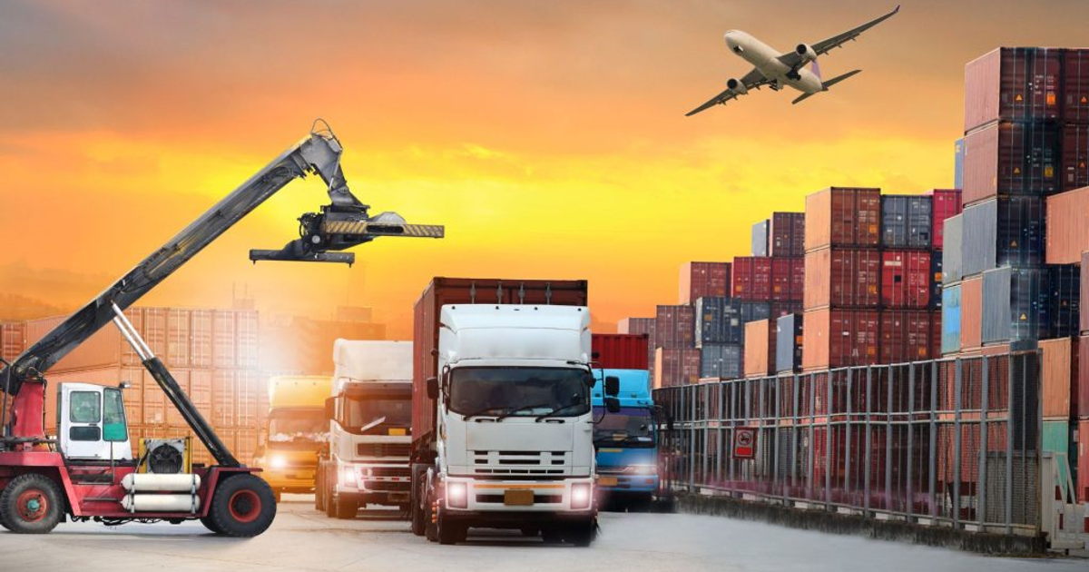 Puerto de carga con camiones, grúas y contenedores al atardecer, reflejando el impacto de los aranceles de importación de EE. UU.