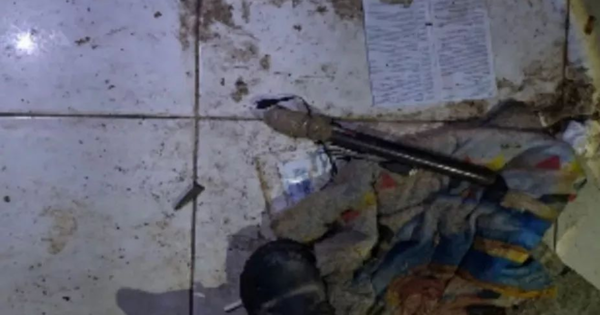 Azulejos sucios con objeto metálico y desorden en Culiacán, lugar del hallazgo de un artefacto explosivo improvisado.