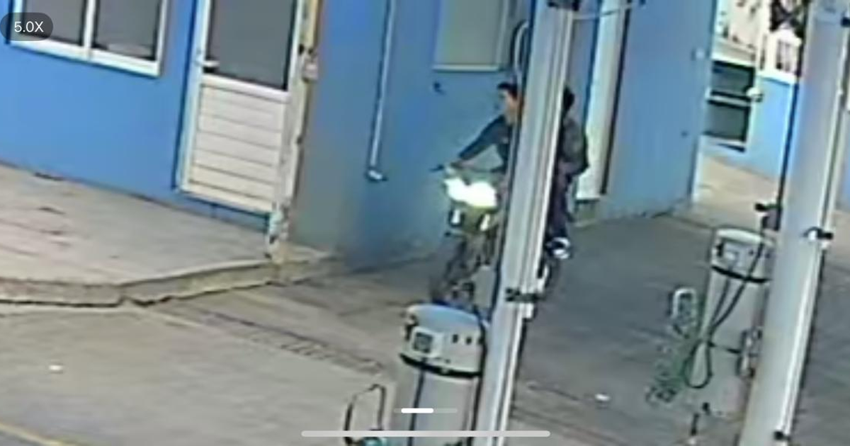 Persona en motocicleta captada por cámara de seguridad en entorno urbano