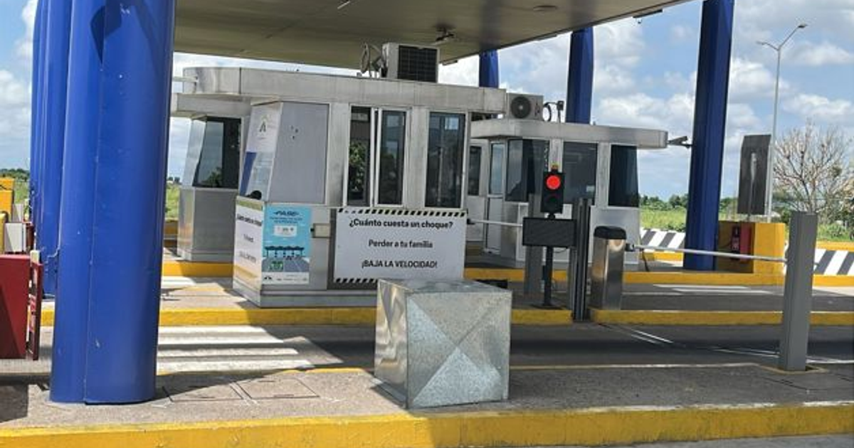 Caseta de peaje de Navolato con columnas azules y señales de tráfico, escenario de un asalto violento.