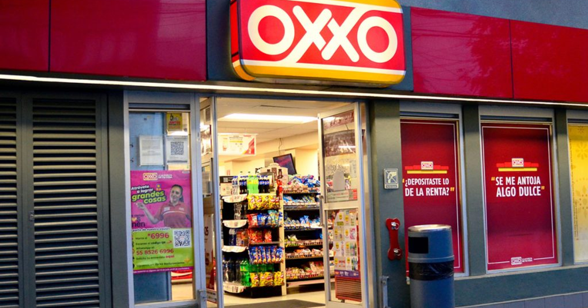 Entrada de tienda OXXO en Culiacán con estantes y carteles promocionales
