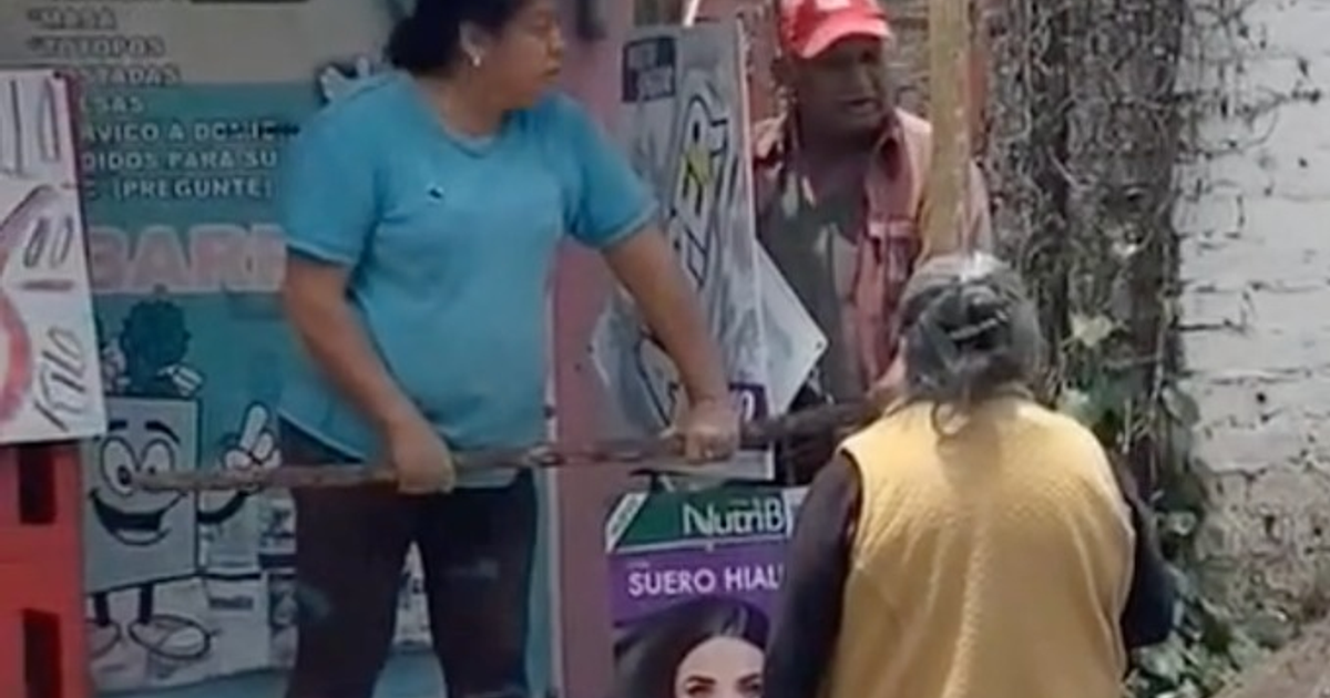 Tres personas discuten en un mercado de Coatlinchán, Texcoco, tras denuncia de maltrato animal.