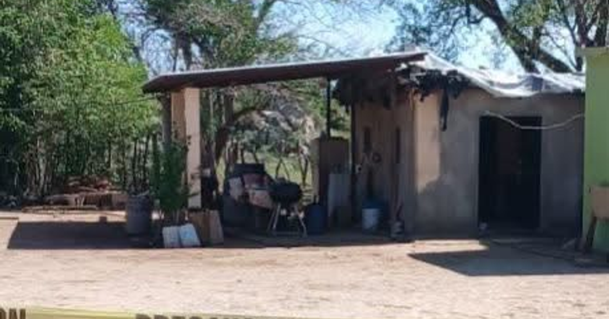 Refugio rural en Choix con vegetación y camino de tierra, escenario de incidente violento.
