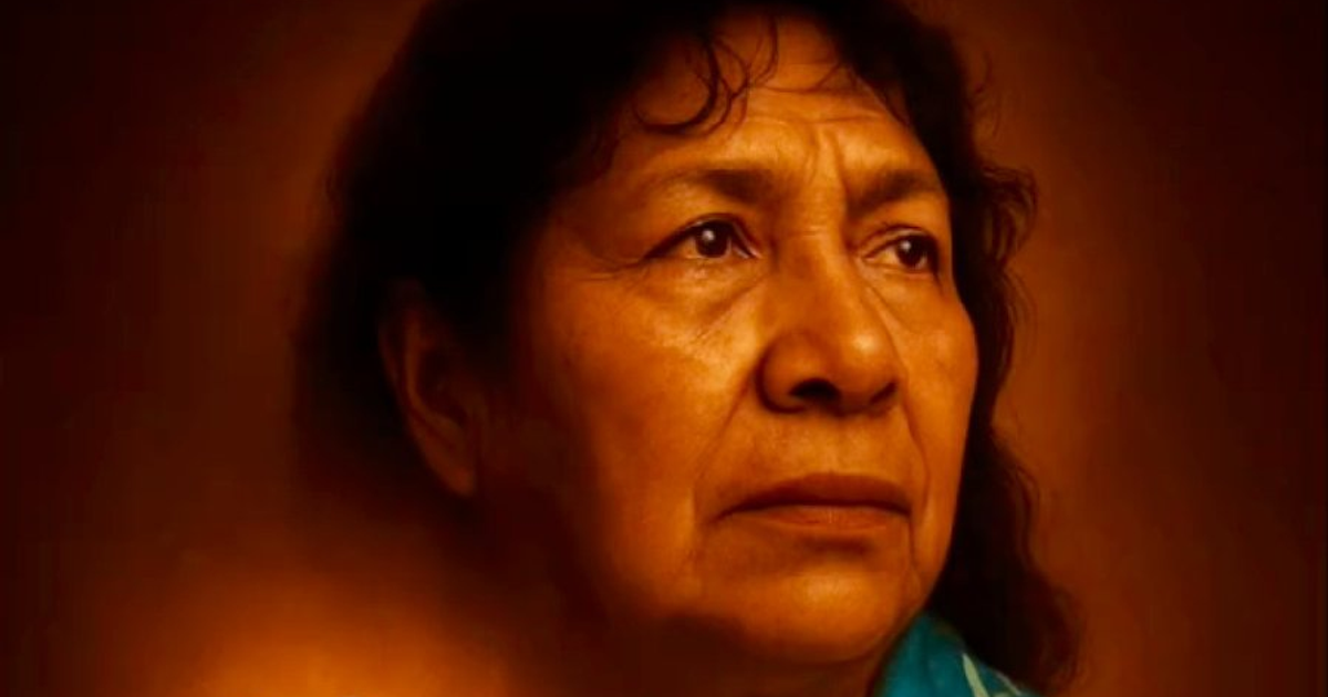 Retrato de una mujer con expresión seria y fondo cálido