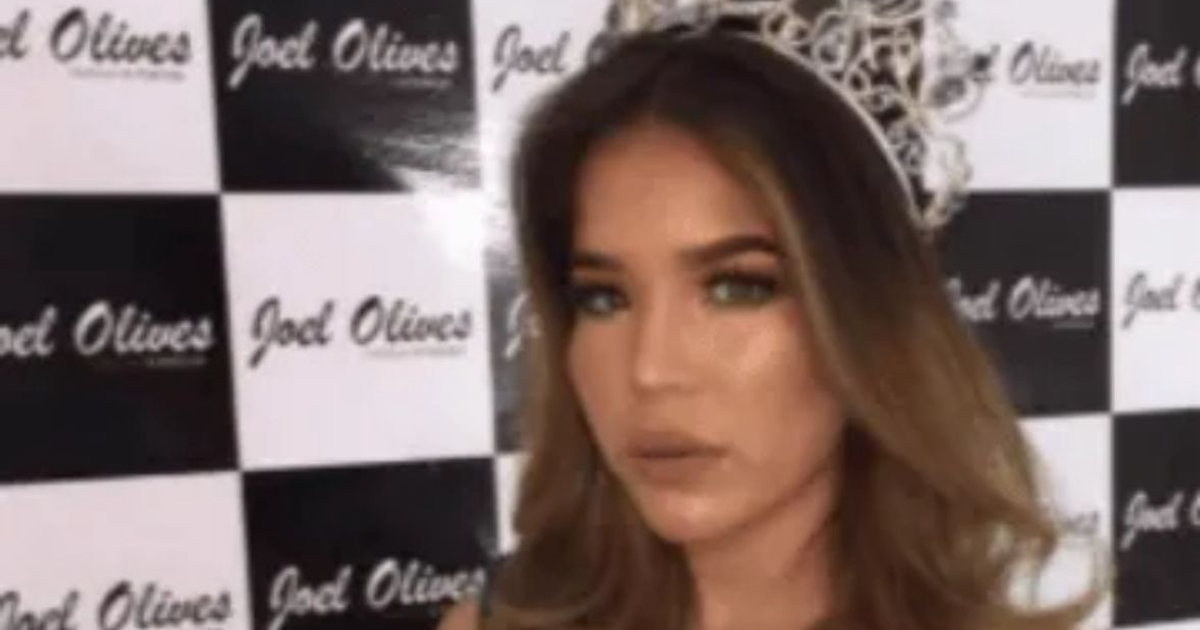 Persona frente a fondo de cuadros con texto 'Joel Olives'