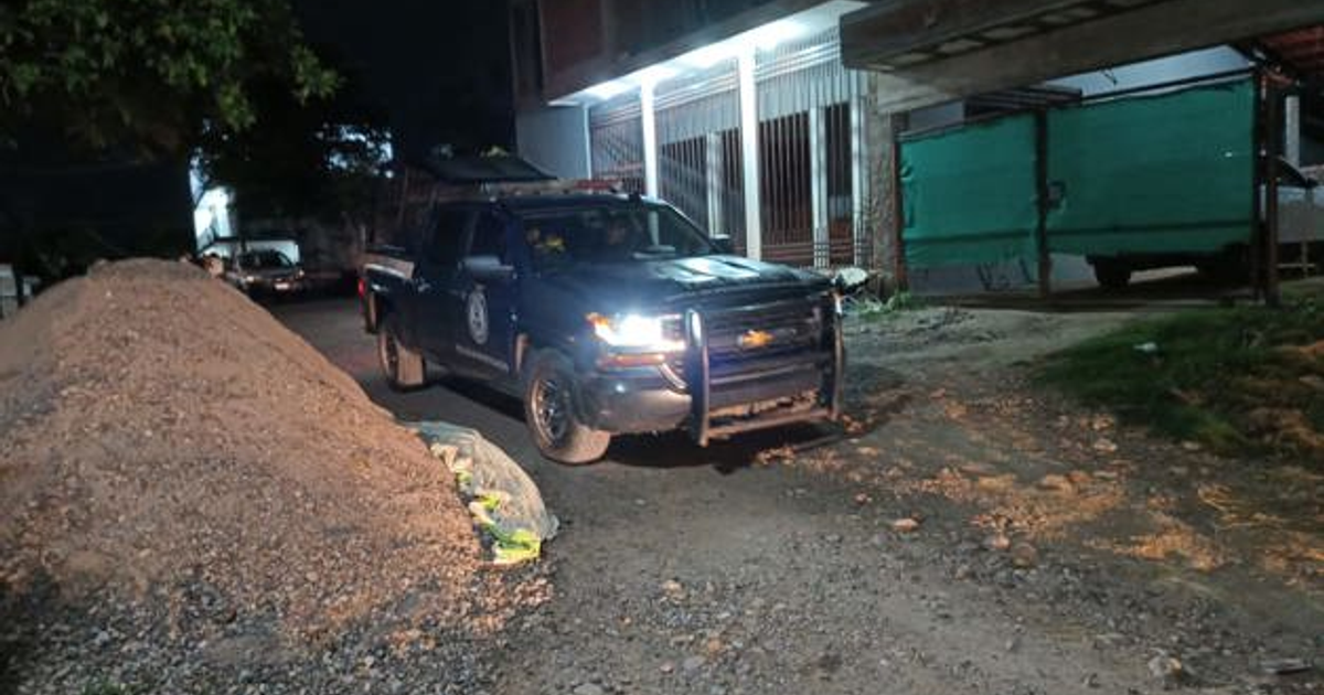 Camioneta negra estacionada en Lomas Imala, posible escena de crimen nocturna.