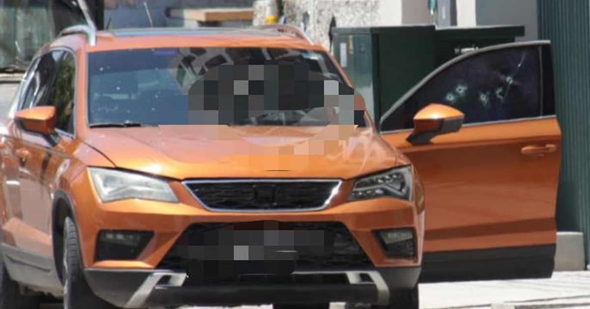 Vehículo naranja con puerta abierta y ventana dañada en Mazatlán, relacionado con un homicidio.