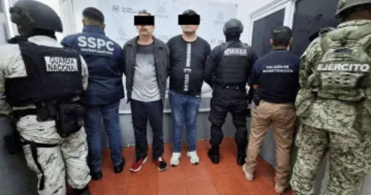 Detención de sospechosos en caso de homicidio en Jalisco, con oficiales de seguridad presentes.