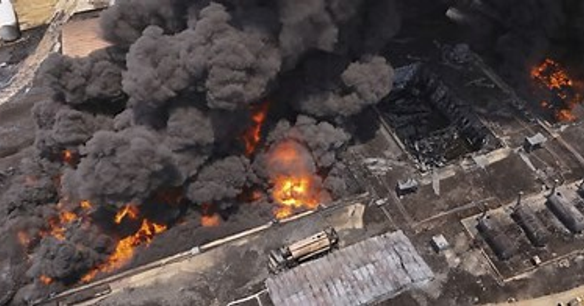 Incendio y humo tras bombardeo en el Ministerio de Defensa en Damasco