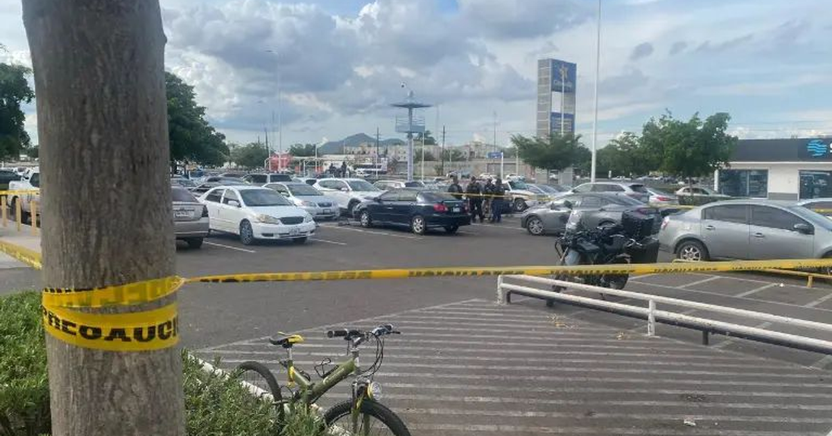 Estacionamiento acordonado tras ataque armado en Culiacán