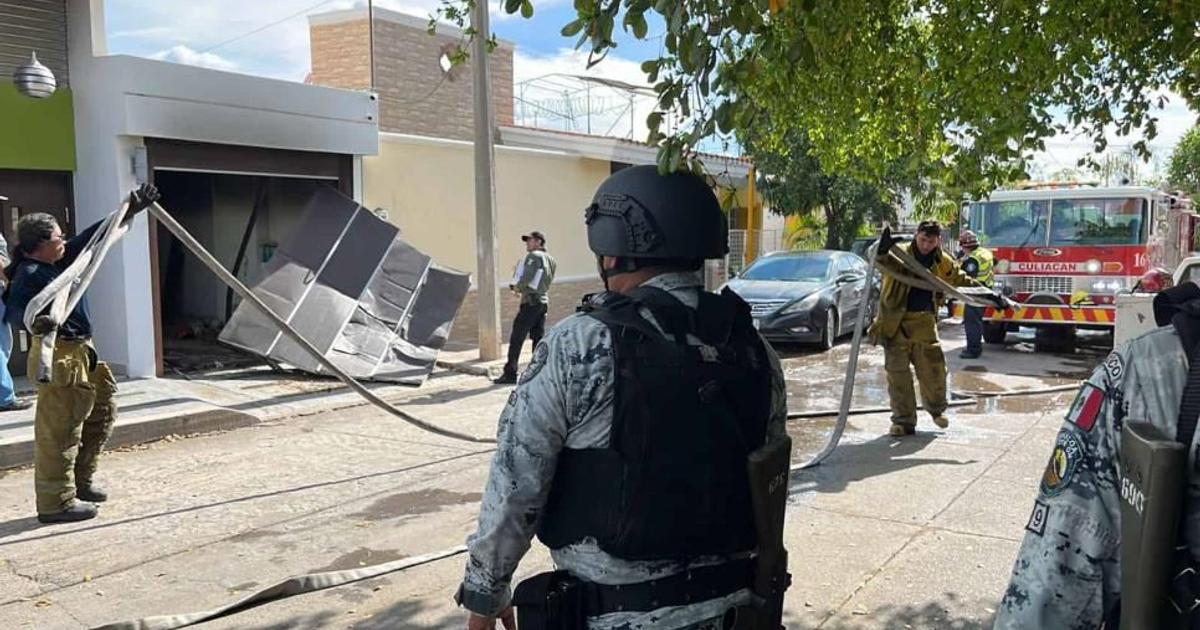 Equipos de emergencia y seguridad responden a un ataque armado e incendio en Culiacán.