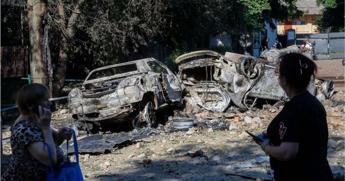 Escena de devastación en Volinia con vehículos destruidos y escombros tras ataque aéreo.