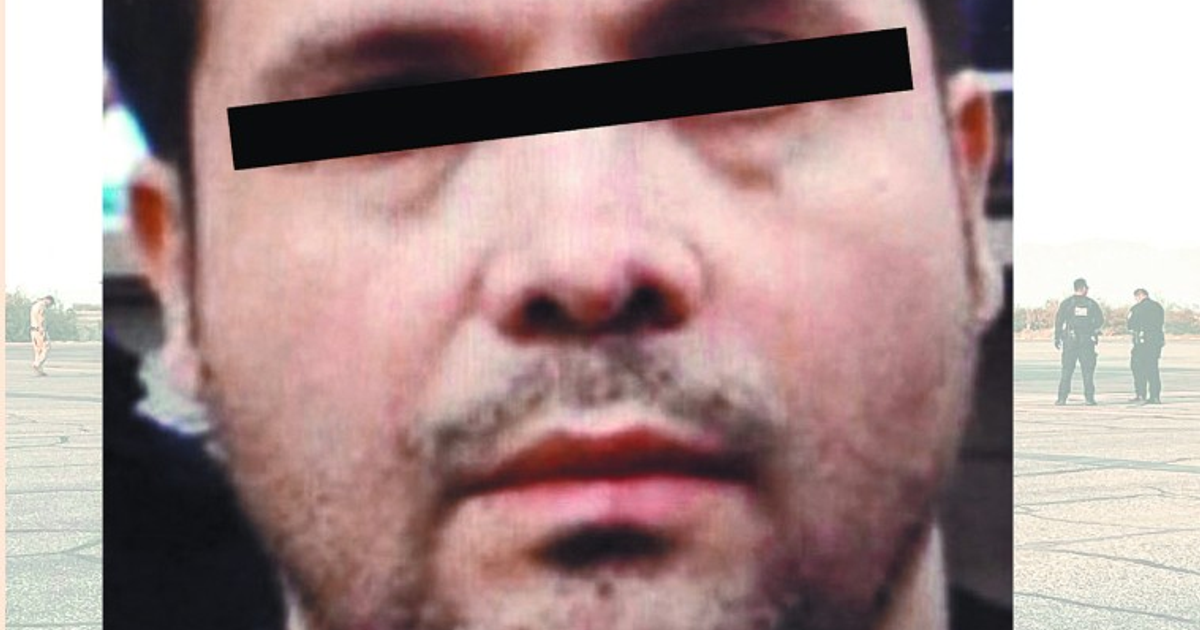 Primer plano de un rostro con fondo de personas en uniformes, vinculado al juicio de Joaquín Guzmán López.