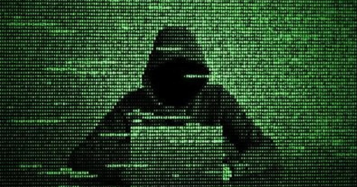 Figura encapuchada en fondo digital verde, simbolizando hacking y ciberseguridad.