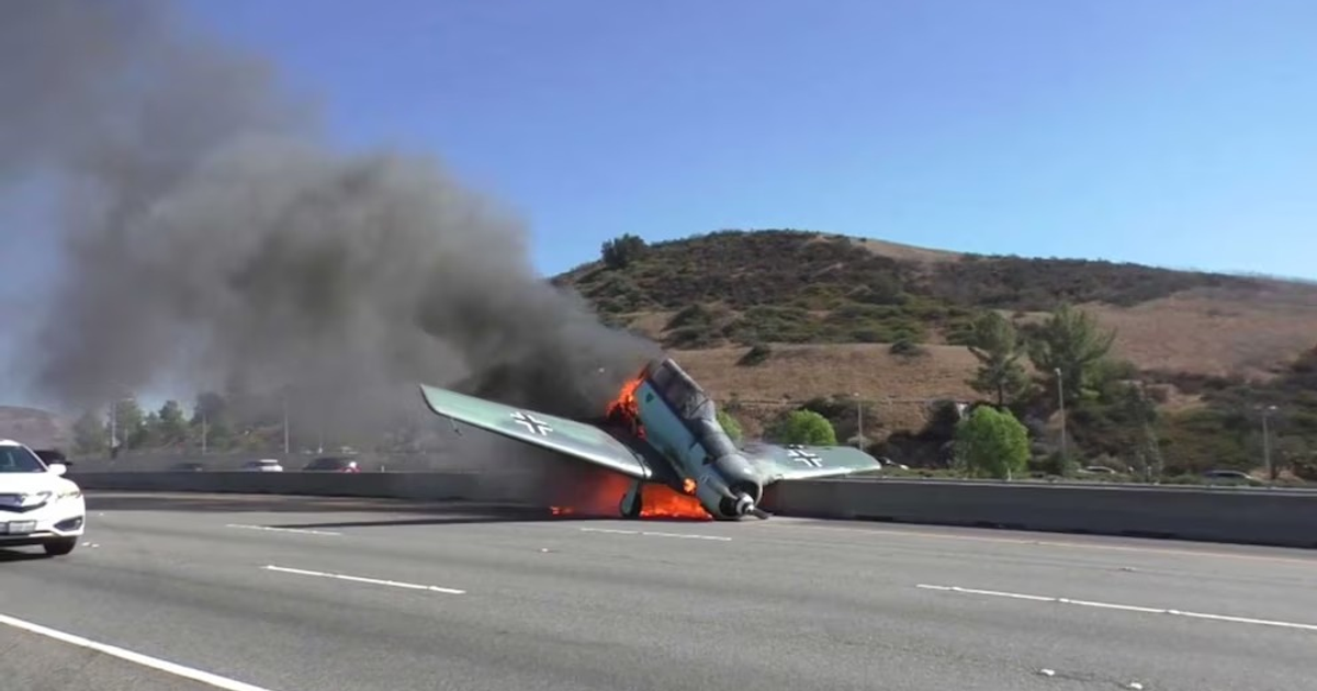 Avión ultraligero en llamas tras aterrizaje forzoso en autopista italiana