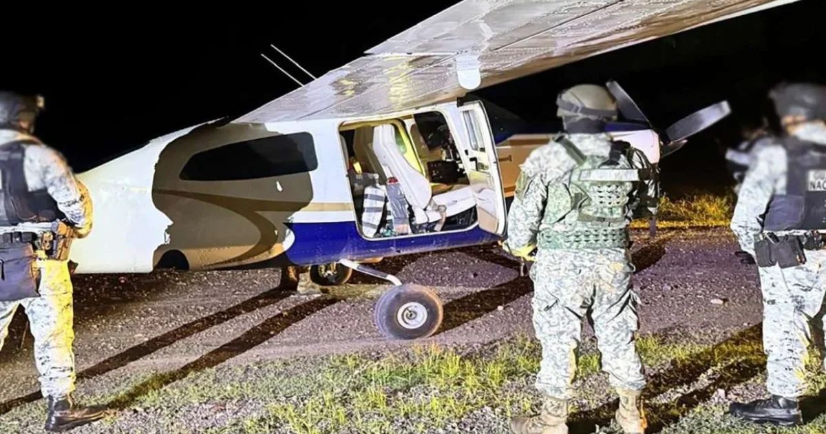 Operativo militar nocturno intercepta avioneta con cocaína en Colima